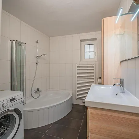 Gorilla Apartment *